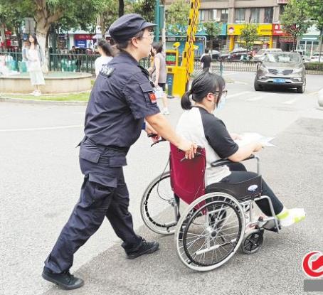 高考前女生腿受傷，女保安把輪椅推進(jìn)考場